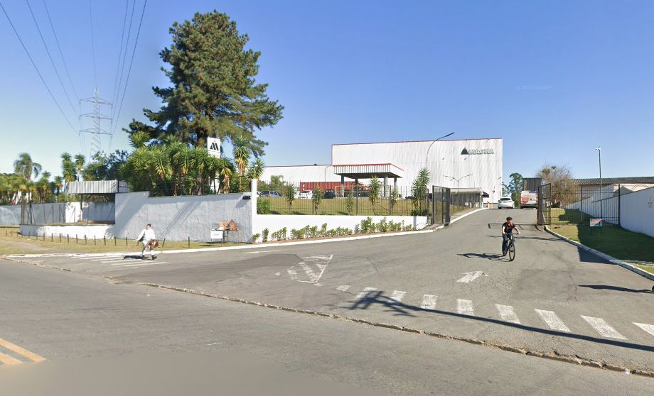 Acesso principal do imóvel industrial em São José dos Pinhais